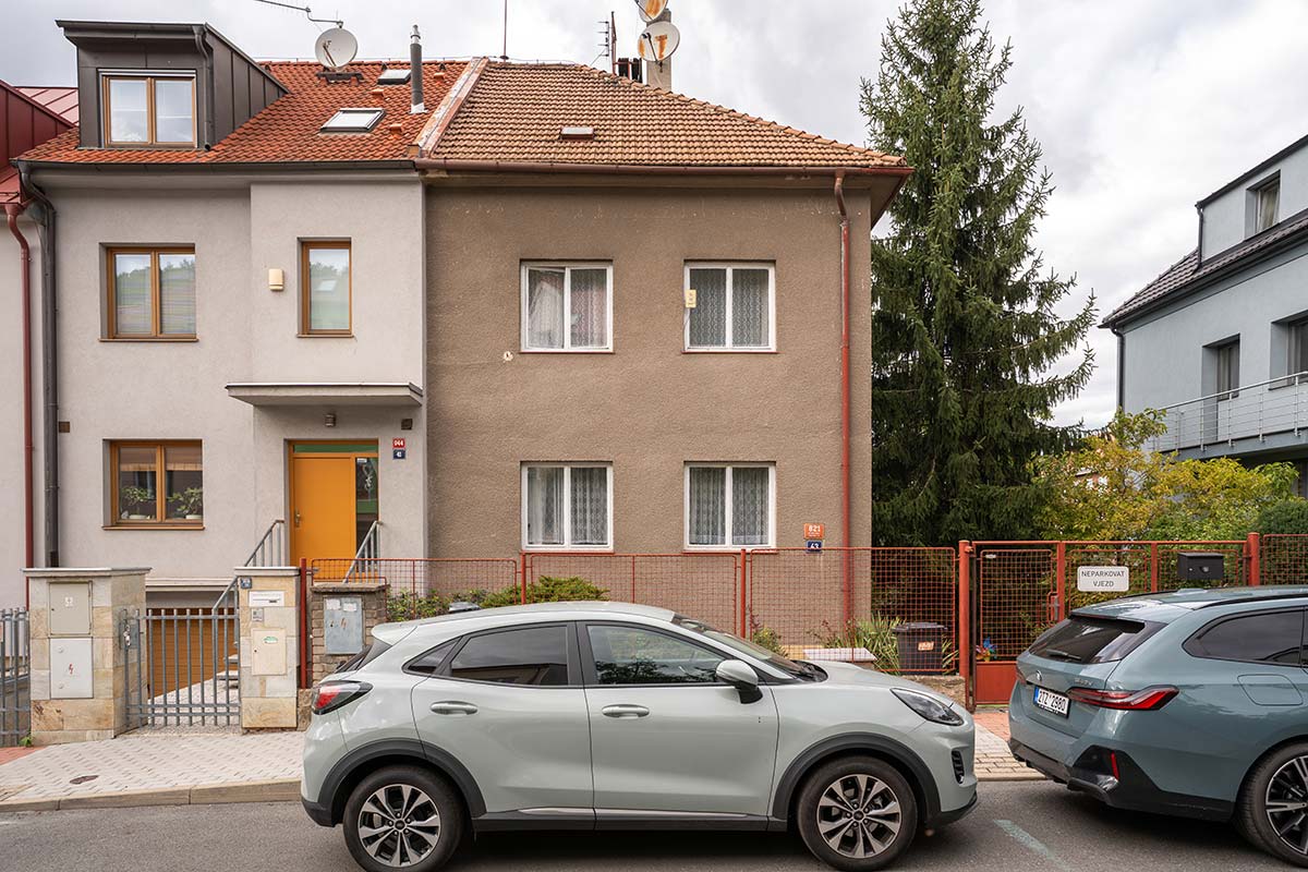 Krajní řadový dům se zahradou a garáží, Praha–Vysočany